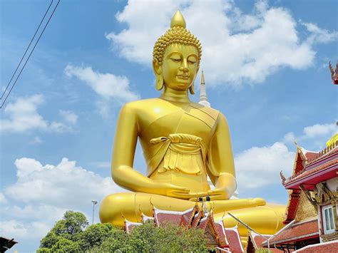 Giant Buddha of Dazhou: An Ancient Wonder With an Enigmatic Smile!