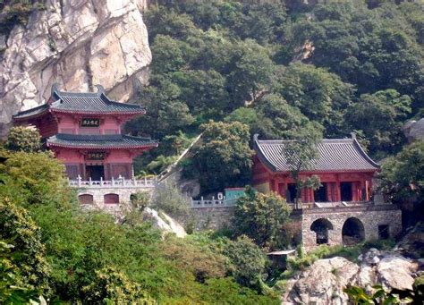  Mount Song Scenic Area: A Mountainous Escape Bursting with Ancient Charm!