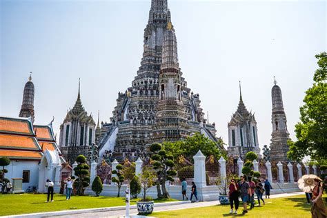 Wat Arun Ratchawararam Ratchawaramahawihan: A Dazzling Tower of Beauty and Intricate Detail!